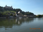 А так крепость выглядит издалека, с берега реки Майн.