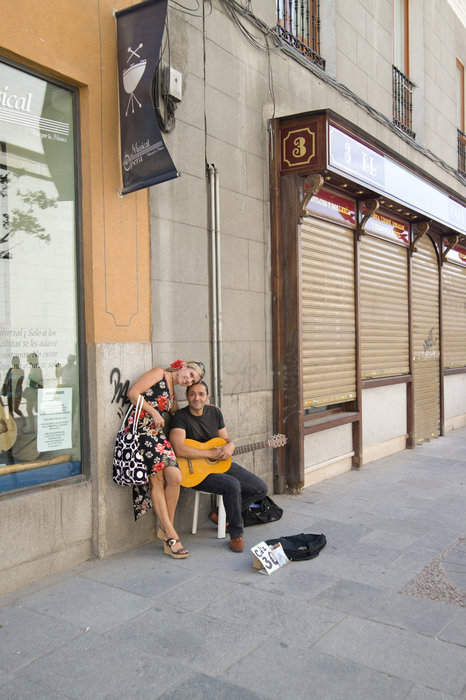 Сидя в кафе услышали чей-то совершенно волнующий голос — уличный музыкант исполнял популярные песни .Увмдели в его глазах какую-то вселенскую грусть... Мадрид, Испания
