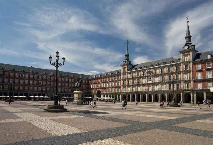 На площади находятся 136 зданий с 437 балконами, с которых в прошлом наблюдали за королевскими церемониями, рыцарскими турнирами, корридой и аутодафе. Мадрид, Испания