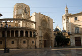 Plaza de La Virgen(Площадь Святой Девя Марии).Здесь находится Дворец генералитета, Базилика Святой Девы Марии отверженныхи Центральный кафедральный Собор.