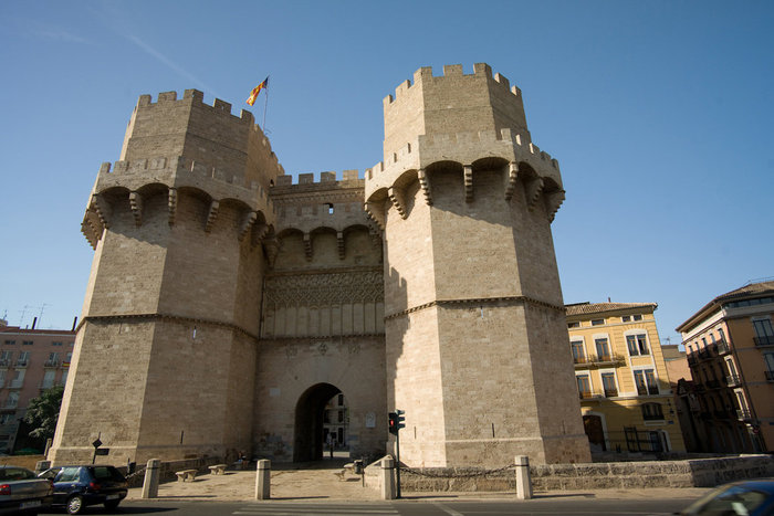 Сторожевые башни Серранос работы архитектора Пере Балагера являлись в средние века частью крепостной стены с ддвенадцатью башнями, окружавшими территорию города той эпохи. Здесь расположена смотровая площадка. К сожалению на момент нашей экскурсии он Валенсия, Испания
