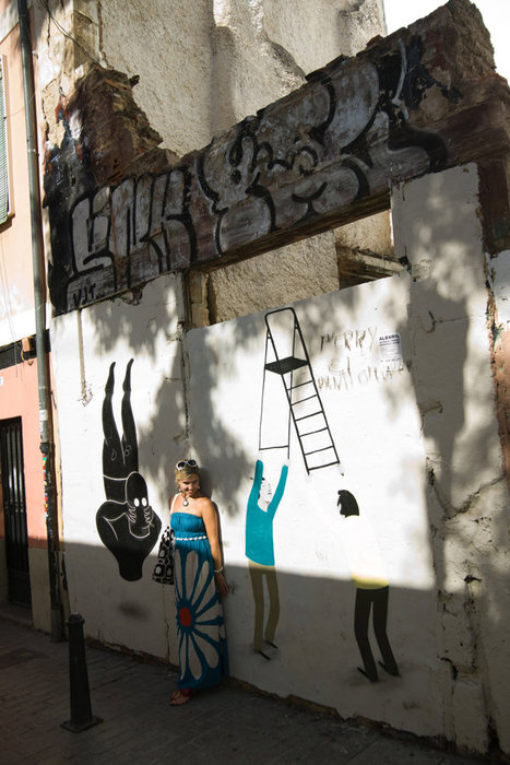 Узкие улочки старого города хранят такие современные художества Валенсия, Испания
