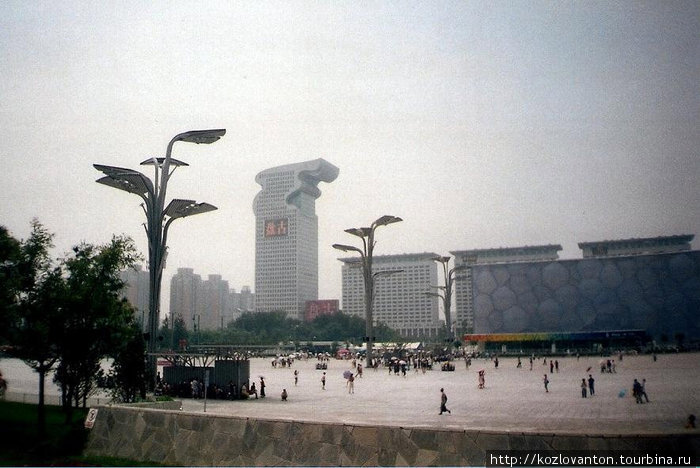 Здание в виде Олимпийского факела с огнем хорошо видно из разных районов Пекина. Пекин, Китай