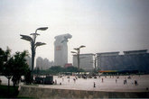 Здание в виде Олимпийского факела с огнем хорошо видно из разных районов Пекина.