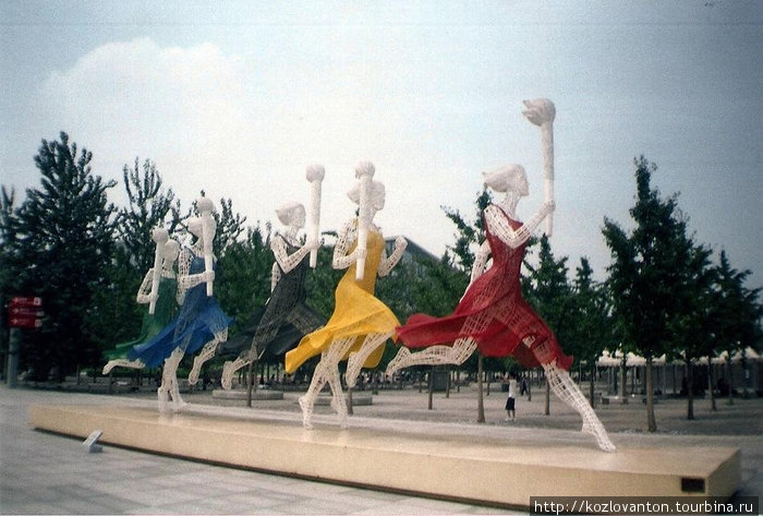 Бегуньи в туниках цветов Олимпийских колец. Пекин, Китай