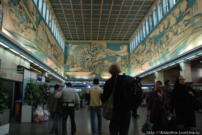 Тегеранский вокзал, впереди нас ждет досмотр.