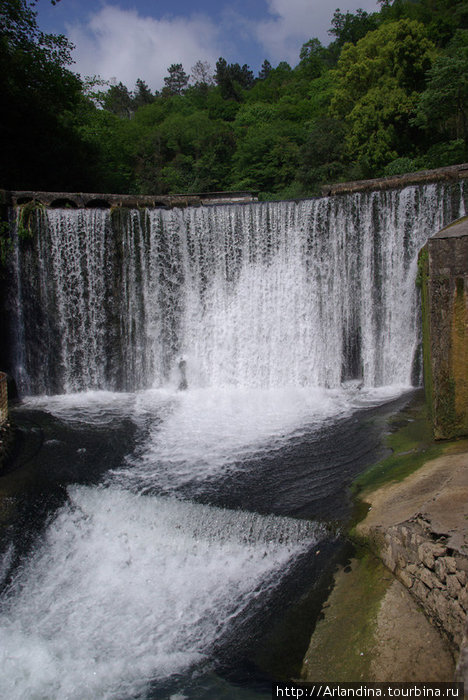 Водопад высотой 8,6 м – ГЭС на реке Псырцха, ныне недействующий. Абхазия