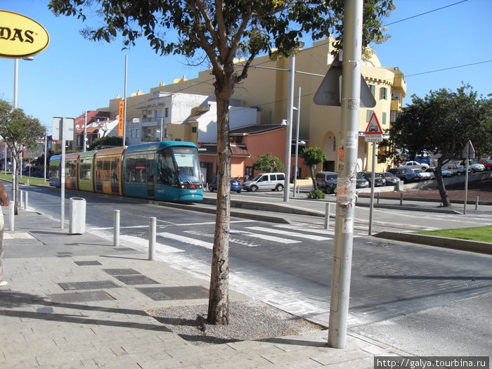 разноцветные трамвайчики Остров Тенерифе, Испания