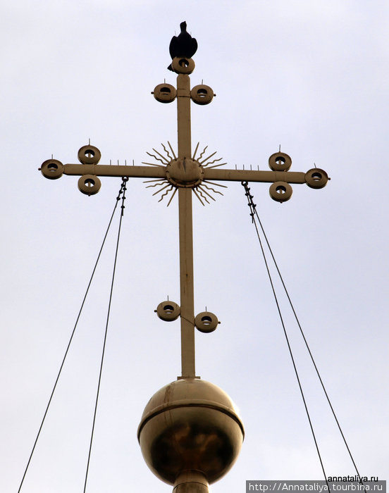Голубь на кресте Софийского собора Великий Новгород, Россия