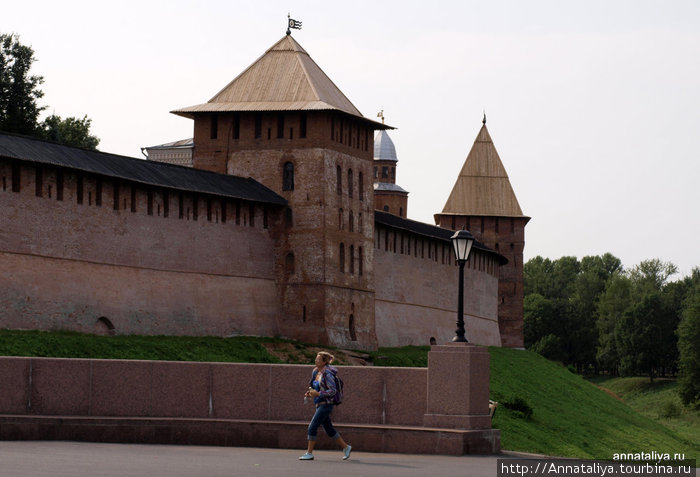 Кремлевская стена и башни Великий Новгород, Россия