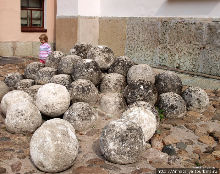 Каменные ядра у Софийского собора Великий Новгород, Россия