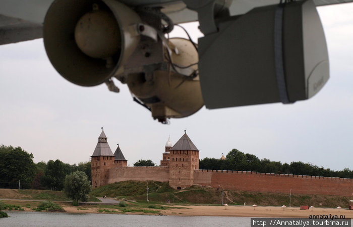 Вид на кремль с теплохода Великий Новгород, Россия