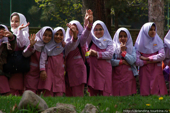 Тегеранский музей. Школьницы. Веселые, шумные, озорные. Яркие что те бабочки. Иран