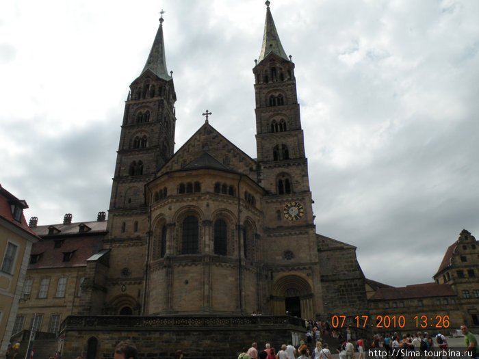 Кафедральный Собор. У него четыре башенки. Земля Бавария, Германия