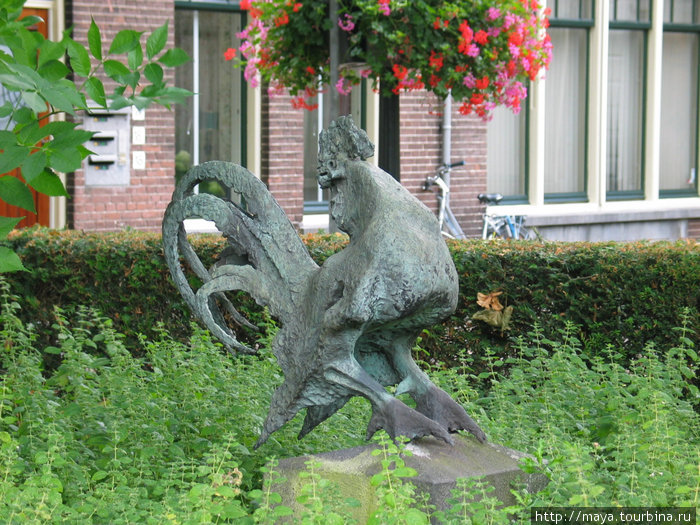 и скульптура петуха Утрехт, Нидерланды
