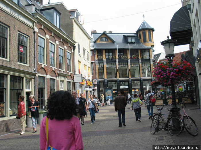 Затем город потянул по старым улицам Утрехт, Нидерланды