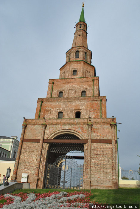 Стремясь остановить наклон башни Сююмбике, в 1914-1916 гг. её сковали железным ободом по первому ярусу. Казань, Россия