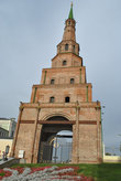 Стремясь остановить наклон башни Сююмбике, в 1914-1916 гг. её сковали железным ободом по первому ярусу.