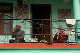 Балконная жизнь деревеньки: на балконе спят в обед и пьют чай