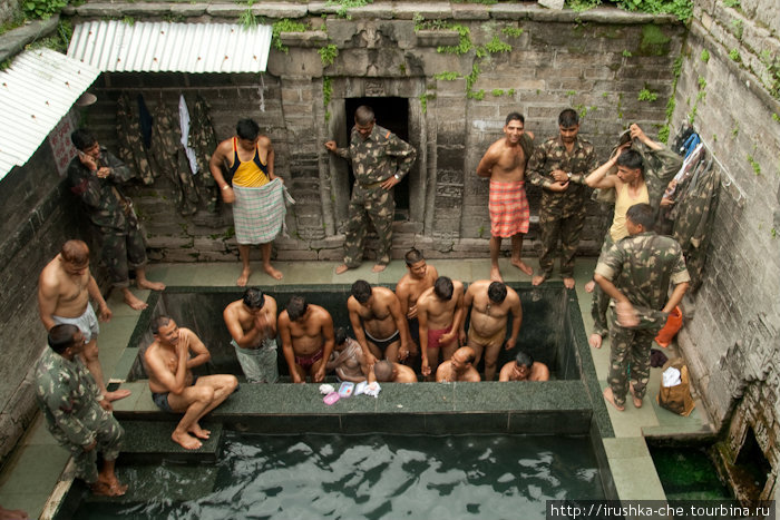 Мужские купальни при храме Вашишт, Индия