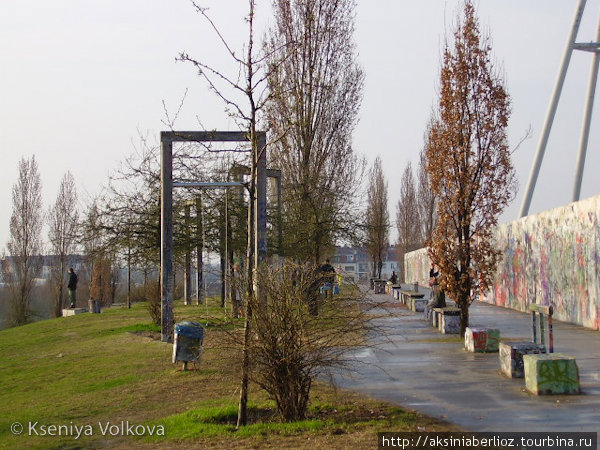 Стена и качели в Мауэрпарке Берлин, Германия