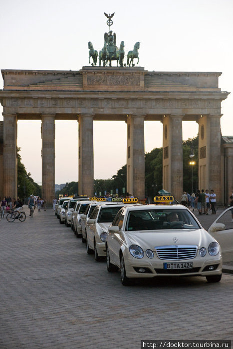 Такси-мерседесы ждут клиентов у Брандербургских ворот... Берлин, Германия