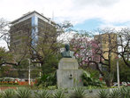 памятник на Plaza de la Democracia