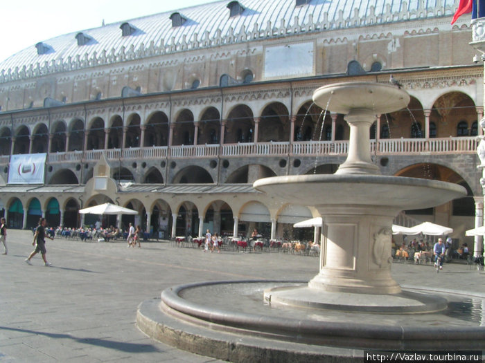 Площадь: дворец и фонтан
