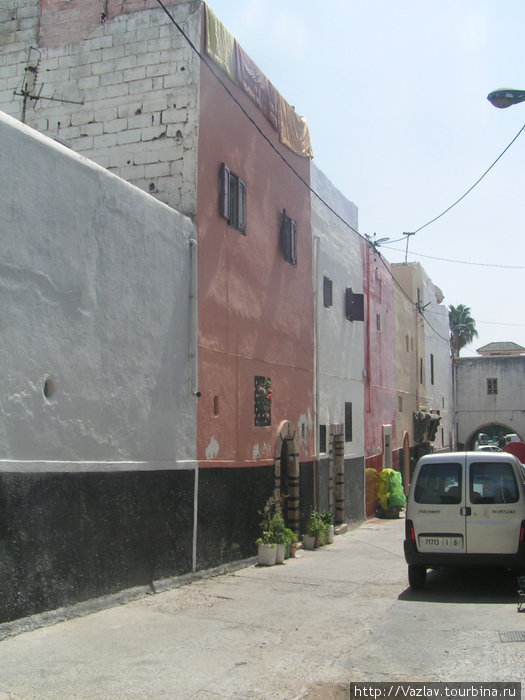 Почти полное отсутствие окон на улицу — марокканский стиль