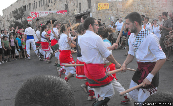 Танцевальный праздник на площади в Акко Нацерет-Иллит, Израиль