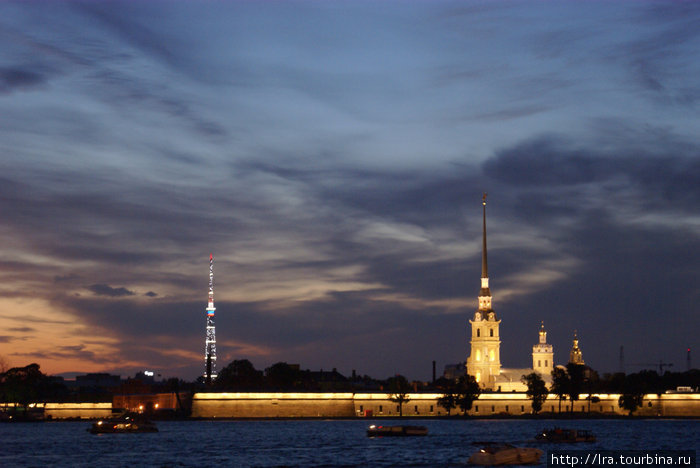 Вид на Петропавловскую крепость и телебашню (слева) Санкт-Петербург, Россия