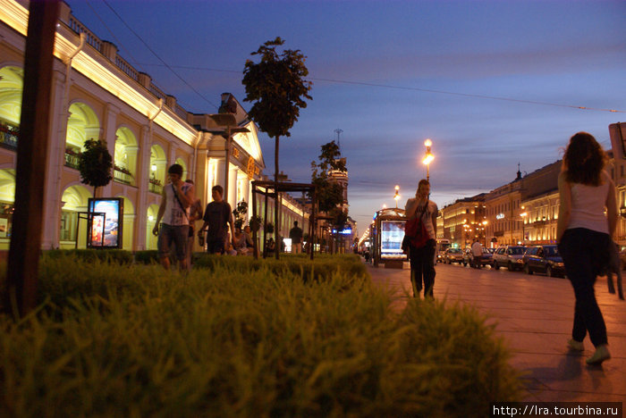 Слева — Гостиный Двор, справа — Невский проспект. Санкт-Петербург, Россия