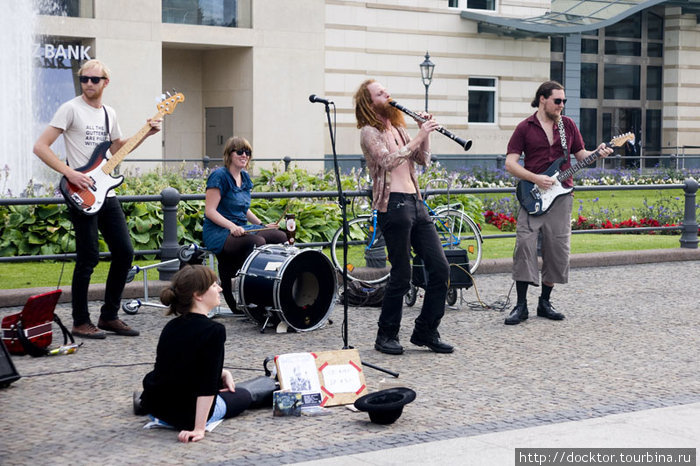 Уличные музыканты... Везде они почему-то играют Горана Бреговича, это самая популярная музыка на улицах Берлина. Берлин, Германия