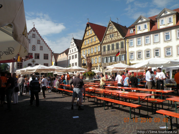 Приехали в городок Бад Мергенхайм. Это главная городская площадь. На ней сооружения для предстоящего концерта. Земля Бавария, Германия