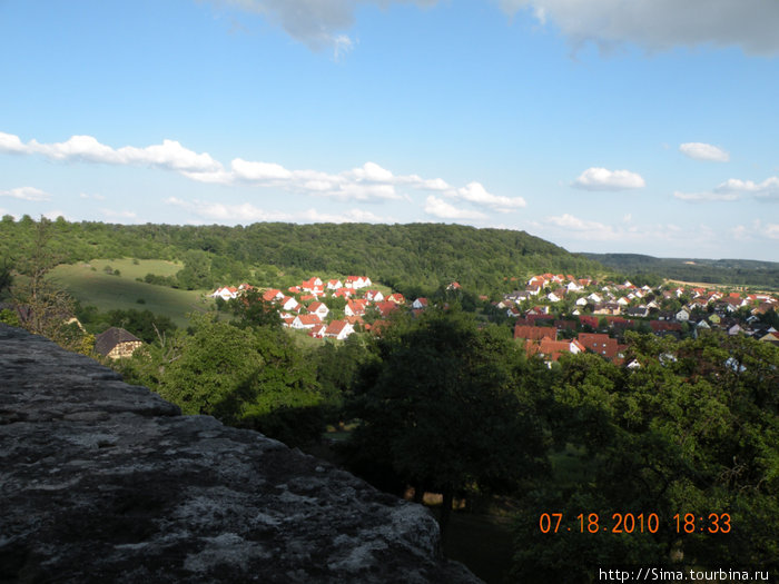 Вид из замка на окружающие окрестности. Земля Бавария, Германия