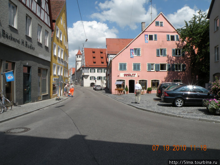 Следующий город, в который мы приехали, называется Нердлинген. Снова фахверковые дома с черепичными крышами. Земля Бавария, Германия