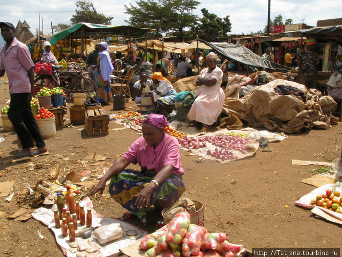 Знахарка на базаре продает альтернативные травы и лекарства Кения