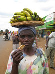фотомодель  с банановой гроздью