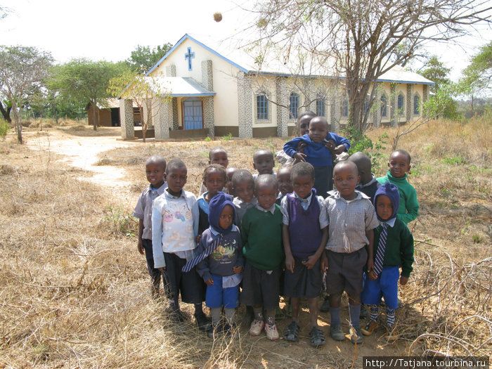 дети и их Учительница и воспитательница Кения