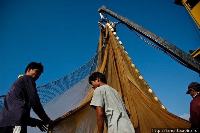 А рыбаки начинают укладывать сети. Пангкор, Малайзия