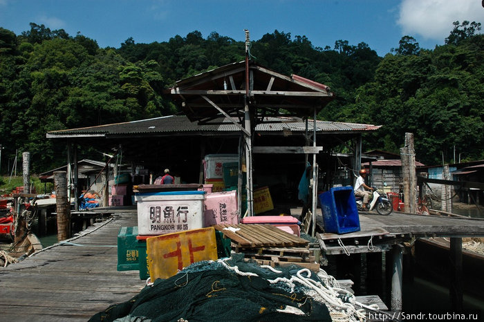 А здесь находится офис рыболовецкой компании. В её распоряжении 4 судна. Пангкор, Малайзия