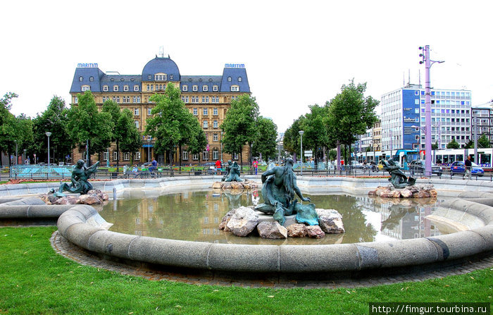 MARITIM. Hotels in Manheim и фонтан перед WASSERTURM Мангейм, Германия