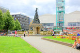 Вид площади с фонтаном.