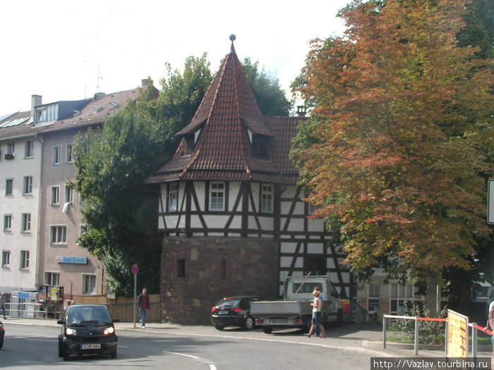 Башня прячется за листвой Штутгарт, Германия