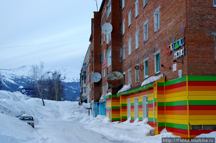 В посёлке Шерегеш сдаётся очень много квартир в горнолыжный сезон, а в некоторых домах обустроены такие вот небольшие гостиницы