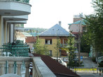 Вид с террасы на перекресток улицы королевы Эржбеты и Сечени.