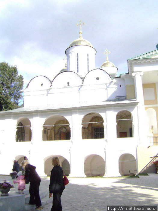 Церквей дивный звон. Преображенский собор, построенный в 1516 году, стал первым каменным храмом Ярославии Ярославль, Россия