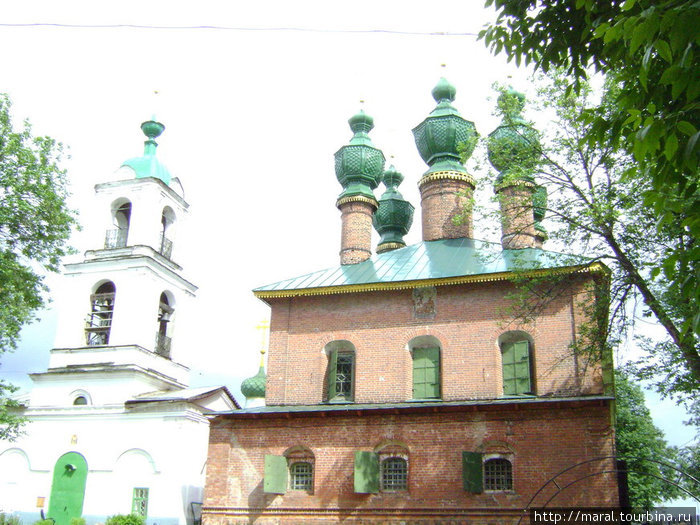 Церквей дивный звон. Церковь Благовещения (1688 — 1702) и белокаменный храм Вознесения (1745) чудесно смотрятся рядом Ярославль, Россия