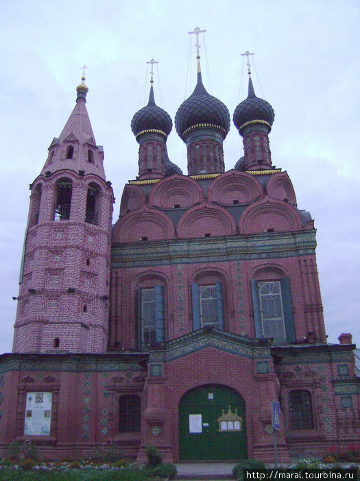 Церквей дивный звон. Церковь Богоявления, построенная в 1684-1693 гг., неизменно вызывает восторг у гостей Ярославля своей красотой и величием Ярославль, Россия