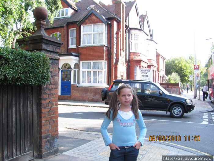 За спиной Дианы ,наш отель-Chiswick,метро станцияTurnham Green.Остановка автобуса№94. Лондон, Великобритания